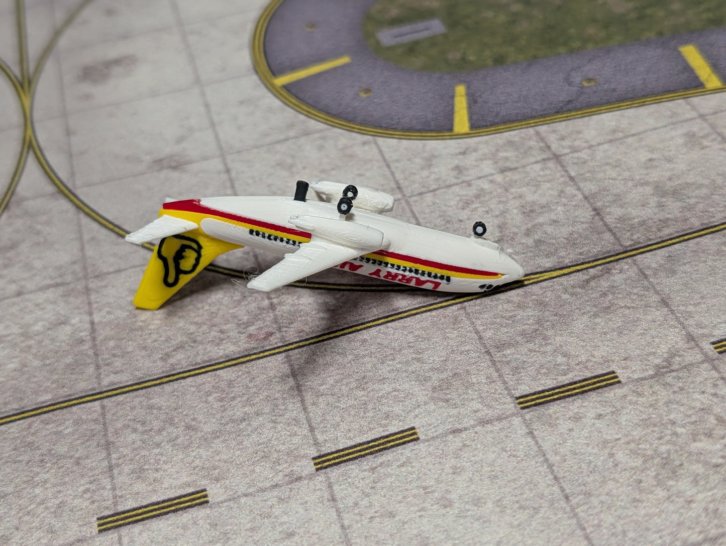Larry Air Boeing 737-200 — 1:400 Scale 3D-Printed Model
